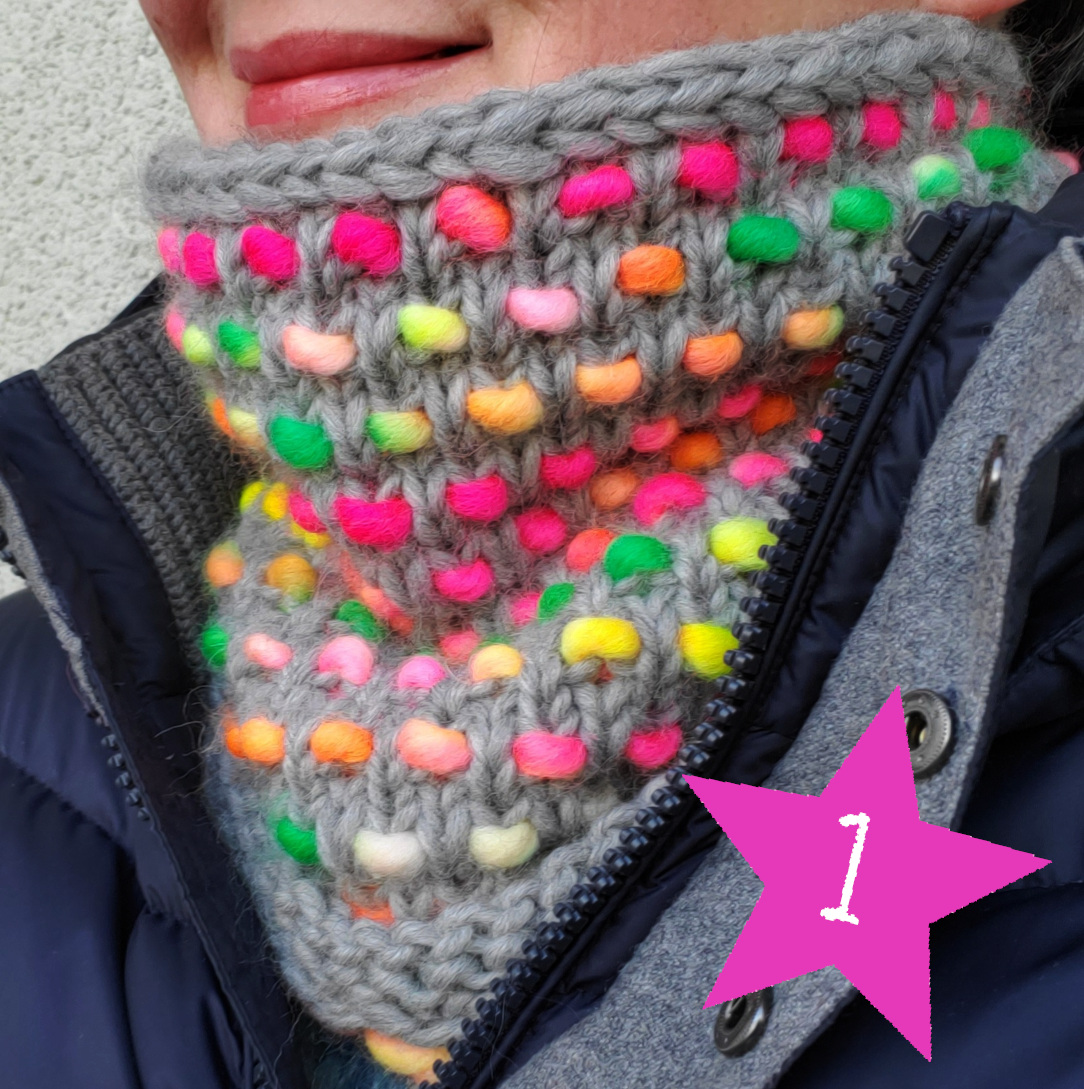 Hellgrauer Loop mit bunten Punkten von Modell getragen